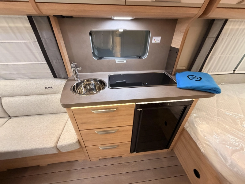 Knaus Sudwind Black Selection 450 FU +1700KG+Calefacci&oacute;n por suelo radiante foto: 6