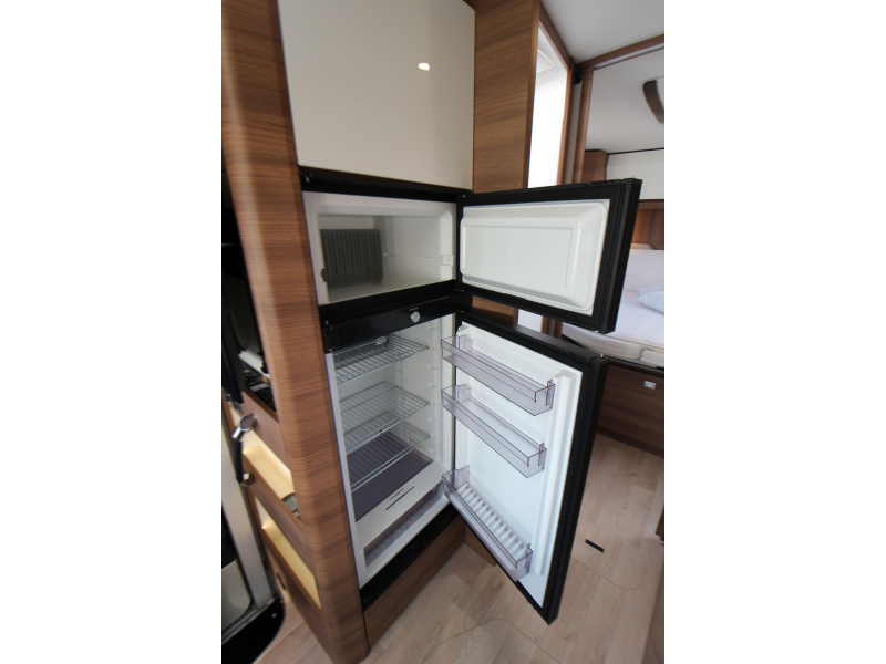 Rapido M96 Queensbed + Hefbed  foto: 34