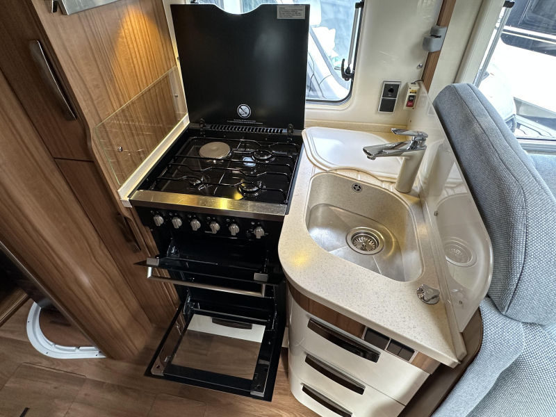 Hymer B 704 PL 3.0 M-JET 180 PK AUTOMAAT  foto: 11