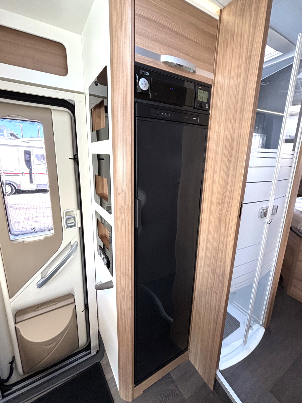 Adria Matrix Plus 670DC QUEENSBED + HEFBED + FACE TO FACE foto: 8