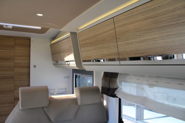 Robuuste Adria Matrix M 670 SK AUTOMAAT 5 gordelplaatsen Queensbed + hefbed (71  foto: 34