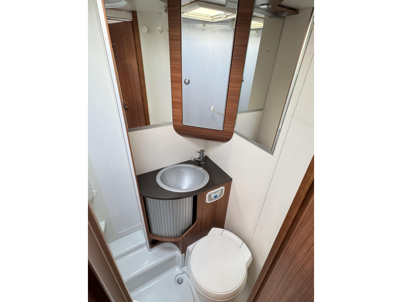 Adria Matrix 680 SP -5 pers-met hefbed  foto: 12