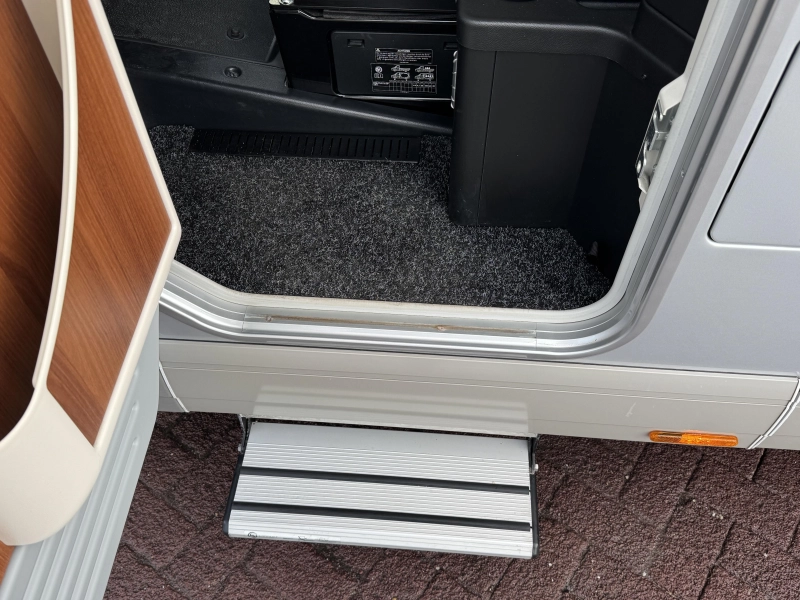 Carthago Chic C-Line I 4.9 LE Mercedes- Camas longitudinales foto: 22