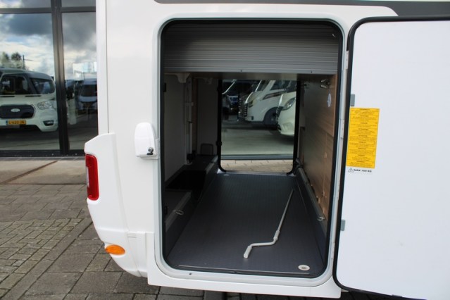 Adria Coral S 670 SC met elektrisch in hoogte verstelbaar Queensbed slechts 40801 km (65  foto: 9