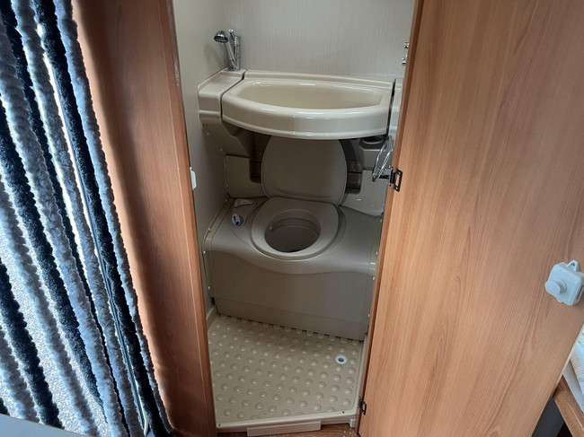 Caravelair Antares Luxe 390 Freeline | Fietsenrek | Dinette | Vastbed | Kachel | Koelkast | foto: 10