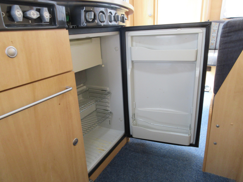 Dethleffs Camper 440 DB TRANSVERSE BED AND MOVER photo: 11