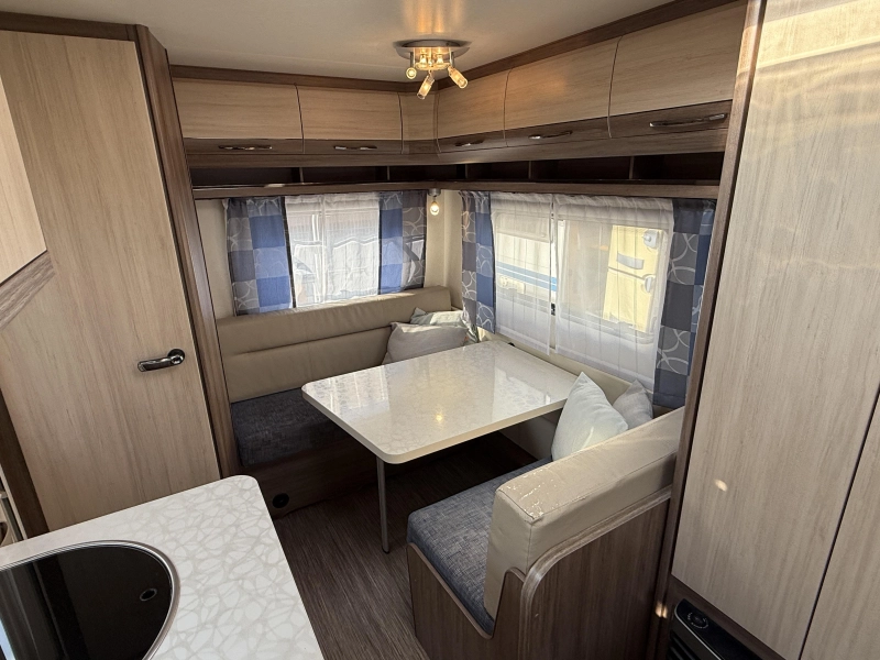 Hobby De luxe Easy 400 SF transverse bed train seat toilet photo: 1