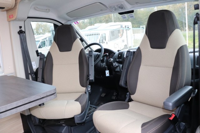Autocaravana compacta Boxstar Street 600 de Knaus compacta 5.99 m cama transversal Fiat 140 cv (47 foto: 21
