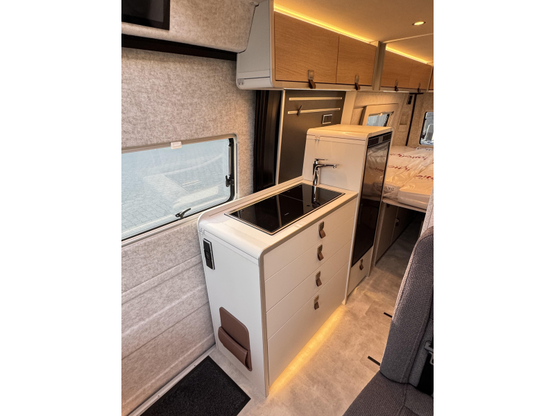 Hymer Yellowstone 640 -- Automaat - 4pers --  foto: 8