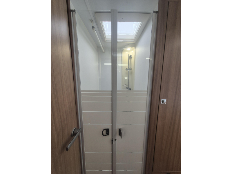 Adria Matrix Plus 670 DL face to face Foto: 20