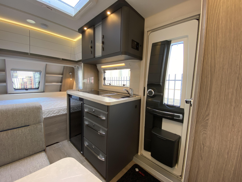 Hobby On Tour 390 SF Train seat, transverse bed photo: 14