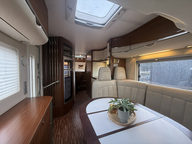 Hymer S 790 150 PS sehr luxuri&ouml;se Ausf&uuml;hrung franz&ouml;sisches Bett + Hubbett XXL K&uuml;hlschrank Backofen Markise Leder Klimaanlage Kamera TV elektr. Satelliten-TV gro&szlig;e Garage Foto: 15