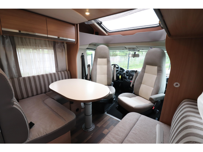 Knaus Sky Wave 700 MEG 4 personas/camas individuales foto: 9