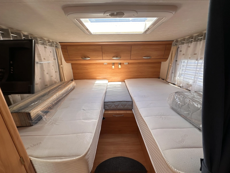 Adria Coral 660 SL 160PK Lengtebedden Airco  foto: 9