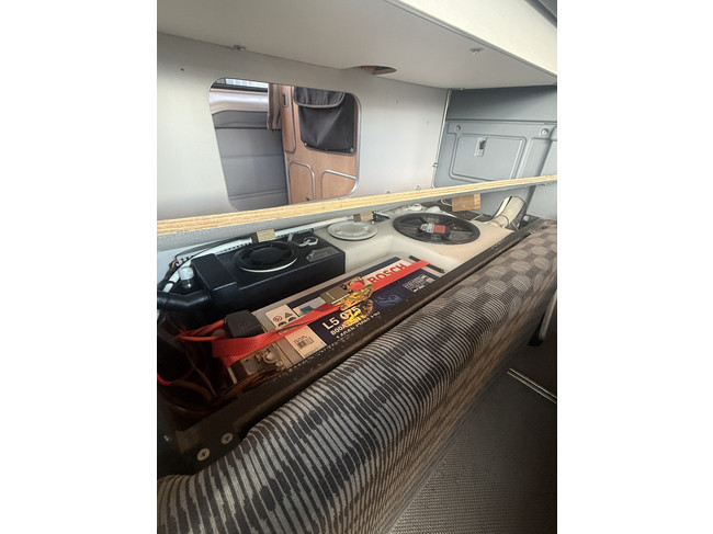 Westfalia ford nugget 4 slaapplaatsen airco hefdak lmv standkachel trekhaak zonnepaneel bearlock foto: 14