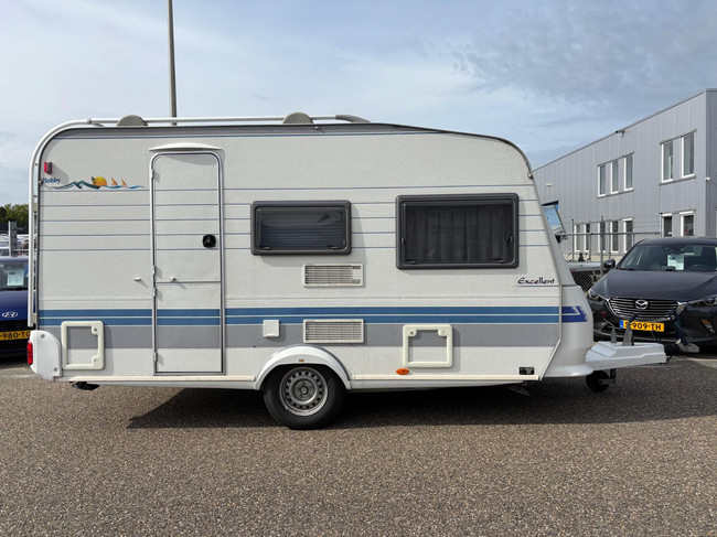 Hobby 30 | Voortent | Luifel | Fietsendrager Achter | 3-Pits gasfornuis | Dakluik foto: 3