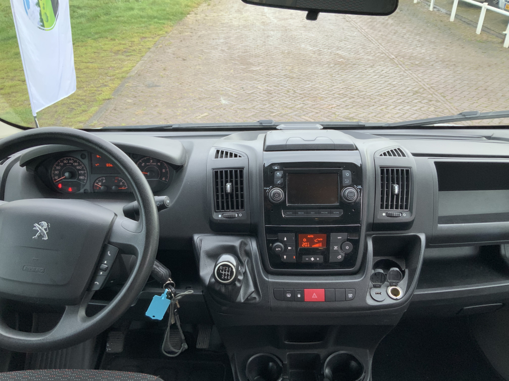 Peugot Boxer L2 H2 Buscamper: Euro 6 met verlaagbare tafel tot 2 pers. lengte-bed, 154 cm breedte, 185 cm lengte, FSL Camperinbouw 2021, km 66000, Zwenkbare fietsendrager, Zonnepaneel 180W, Bj.2017 Camper centrum on the road foto: 10