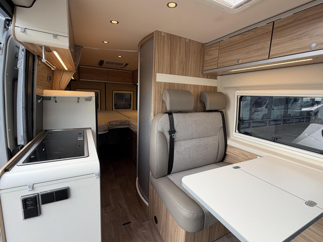 Hymer Yellowstone Cross-Over 180PK 9T-Automaat Enkele Bedden Zonnepanelen foto: 11