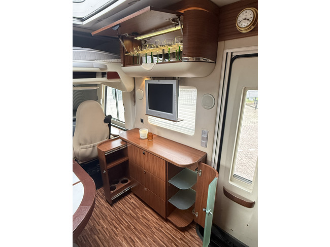 Hymer S 790 150 PS sehr luxuri&ouml;se Ausf&uuml;hrung franz&ouml;sisches Bett + Hubbett XXL K&uuml;hlschrank Backofen Markise Leder Klimaanlage Kamera TV elektr. Satelliten-TV gro&szlig;e Garage Foto: 20