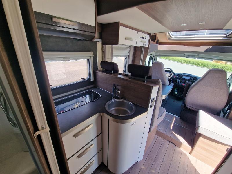 Knaus L!ve Wave 650 MX cama queen cama abatible foto: 7