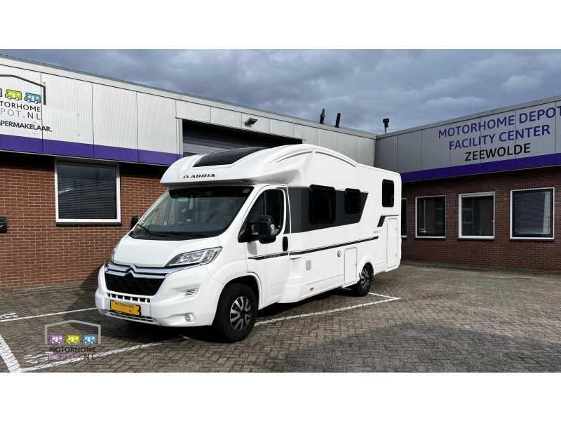 Adria Matrix M 670 SL Cama longitudinal y abatible foto: 4