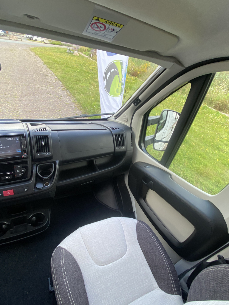 Weinsberg Pepper 600 Peugeot 163 PK, Half-integraal, 2 Lengte-bedden, Garage, Aut. schotel / LCD Camper Centrum On the Road aan de Noorderringweg 4 in Marum. foto: 23