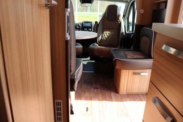 9 traps AUTOMAAT Knaus Platinum Edition Sun TI 650 vlakke vloer enkele bedden (80  foto: 31