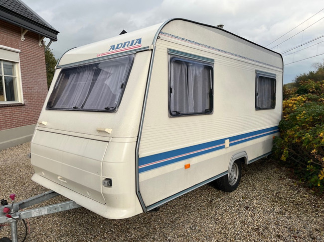 Adria 390 Ds 2 zitjes , 770 kg lichtgewicht, topstaat foto: 2