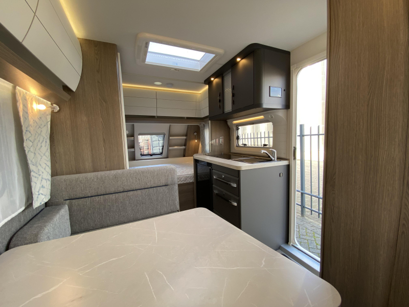 Hobby On Tour 390 SF Train seat, transverse bed photo: 13