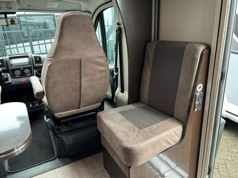 Hobby Optima Premium 65 GQ Cama Queen y cama abatible foto: 10