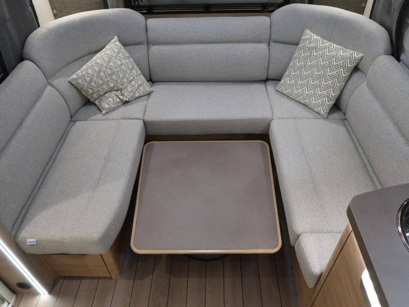 Knaus Sudwind Black Selection 500 FU RUNDSITZGRUPPE FRANZ&Ouml;SISCHES BETT Foto: 7