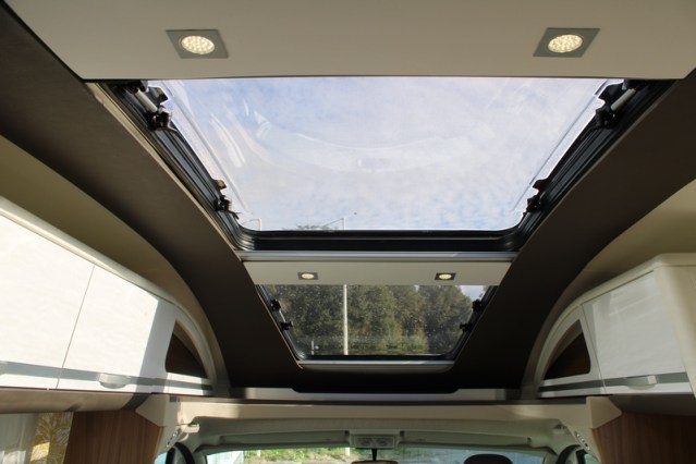 Adria Coral S 670 SC met elektrisch in hoogte verstelbaar Queensbed slechts 40801 km (65  foto: 27
