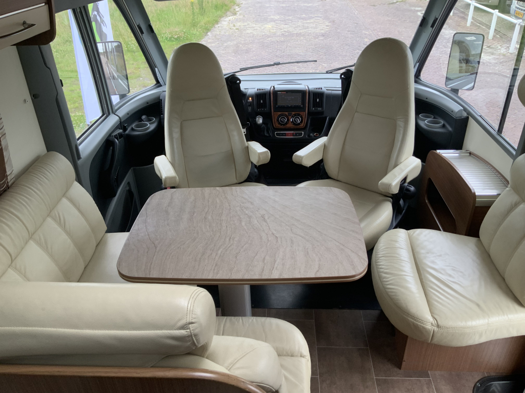 Bürstner Aviano 727 2.3 AUTOMAAT  150  PK integraal ,  Motor-airco  , Queens-bed , gelijkvloers , zij  zitgroep Bj. 2012 Camper centrum on the road foto: 6