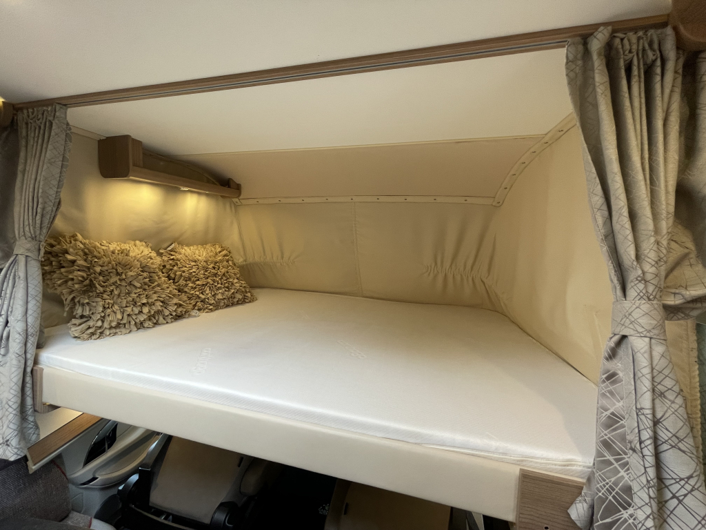 Carthago Malibu 430 LE ENKELE BEDDEN+HEFBED 6.90M BEARLOCK foto: 3