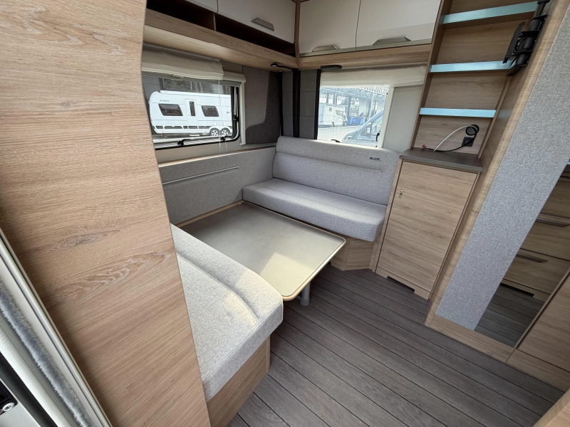 Knaus Sudwind Black Selection 460 EU enkele bedden / dinette  foto: 4