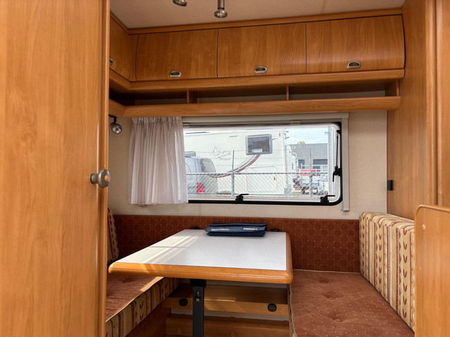 Hobby 30 | Voortent | Luifel | Fietsendrager Achter | 3-Pits gasfornuis | Dakluik foto: 7