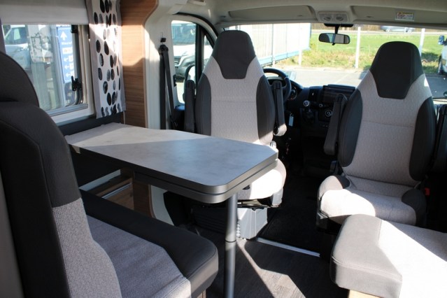 Jonge Knaus VanSation 650 Peugeot 2.2 l/ 165 pk met slechts 7.873 km enkele bedden (45  foto: 25
