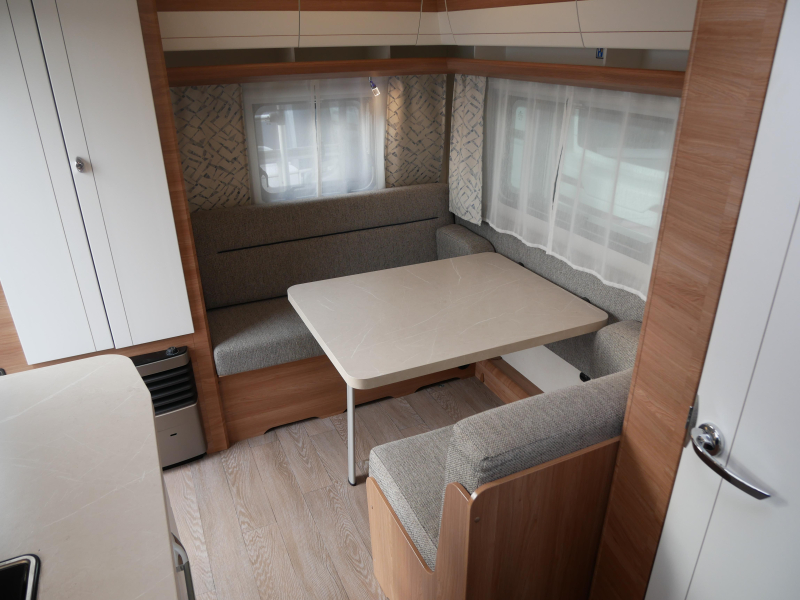 Hobby De Luxe 440 SF Incl. mover en fietsenrek  foto: 4