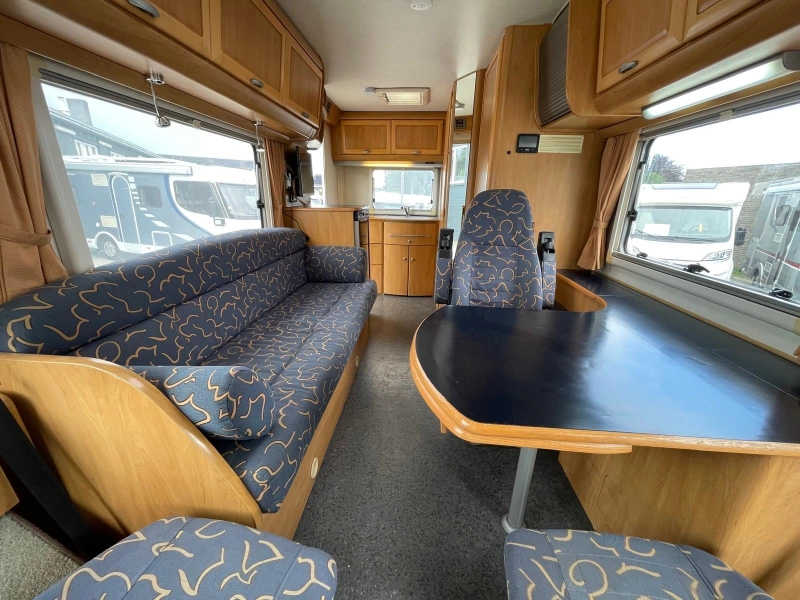 Hymer B 584 Hefbed bar-indeling 2000  foto: 9