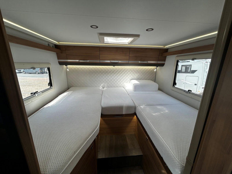 Adria Matrix Axess 600 SL Camas longitudinales - Cama abatible foto: 17
