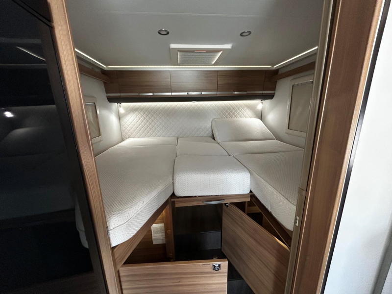 Adria Matrix Axess 600 SL Camas longitudinales - Cama abatible foto: 19