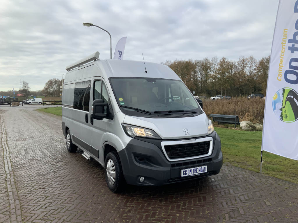 Peugot Boxer L2 H2 Buscamper: Euro 6 met verlaagbare tafel tot 2 pers. lengte-bed, 154 cm breedte, 185 cm lengte, FSL Camperinbouw 2021, km 66000, Zwenkbare fietsendrager, Zonnepaneel 180W, Bj.2017 Camper centrum on the road foto: 0