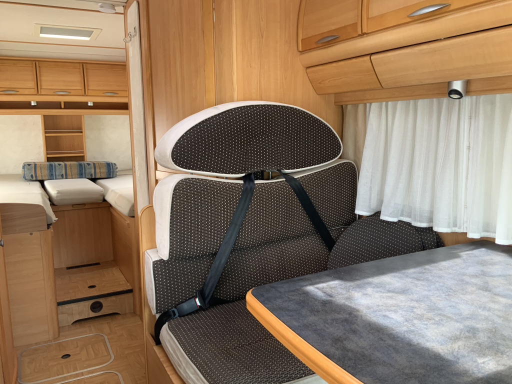 LMC  Fiat Ducato  2,8 JTD  128 PK , AUTOMAAT   Half-integraal ,  Motor-airco , 2 Lengte-bedden ( Laag ) , Alko-chassis  etc. Bj 2003 Camper centrum on the road Marum  foto: 6