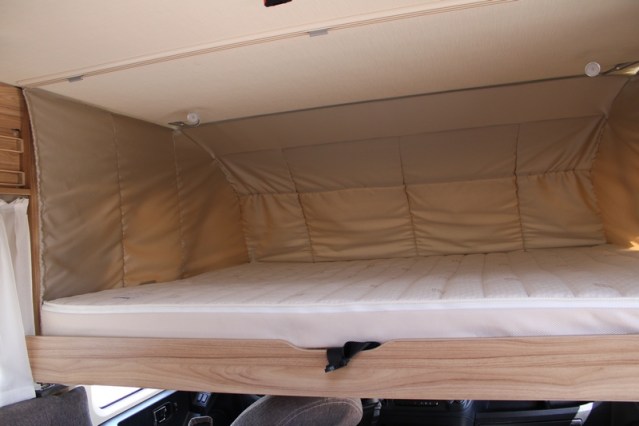Compacto Hymer Exsis i 474 Fiat 160 cv estrecho ligero camas individuales y cama abatible (55 foto: 59