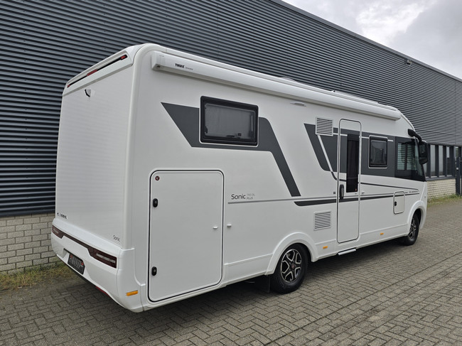 Adria SONIC SUPREME 700DL 161 PK AUTOMAAT SLECHTS 11.366 KM VEEL OPTIES SOLAR AIRCO 16 INCH VELGEN LENGTEBEDDEN HEFBED foto: 5
