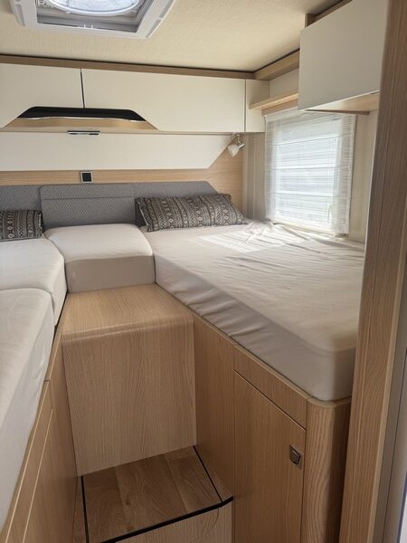Hymer B MC I 680 equipped with powerful Mercedes 9 G Tronic 170 hp AUTOMATIC single beds + pull-down bed (56 photo: 46