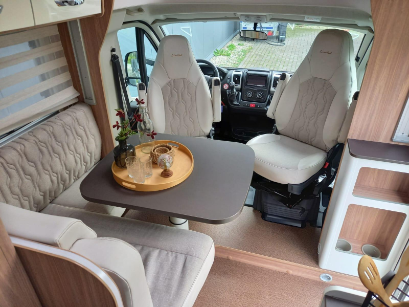 Bürstner Limited T 690 G - luxe - zwarte voorkant  foto: 5