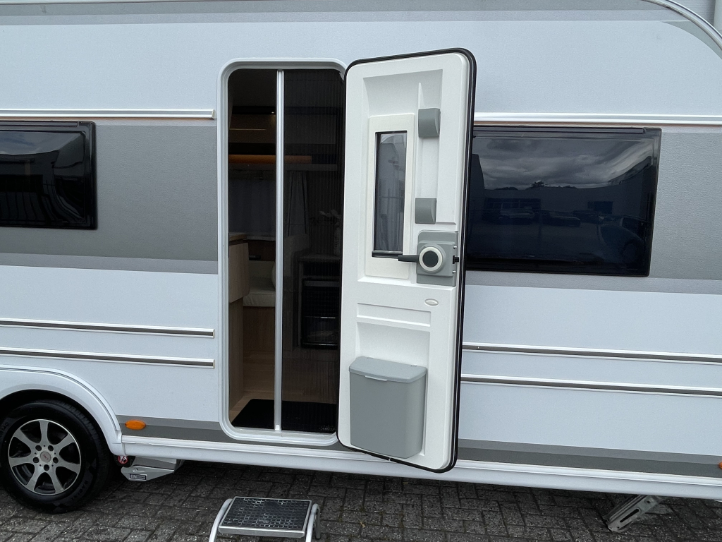 LMC Caravans Exquisite 685 VIP QUEENSBED + RONDZIT TANDEMASSER 2025 ! foto: 4