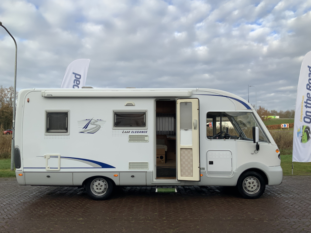 B&uuml;rstner El&eacute;gance 660 Integral, cama francesa y cama abatible, asientos giratorios, patas de apoyo hidr&aacute;ulicas, a&ntilde;o 2004 Camper Centrum On the Road en Noorderringweg 4 en Marum. foto: 2