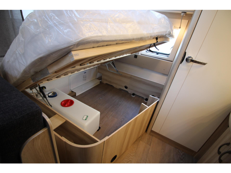 Hobby De Luxe 400 SFE Cama francesa y nevera alta foto: 17